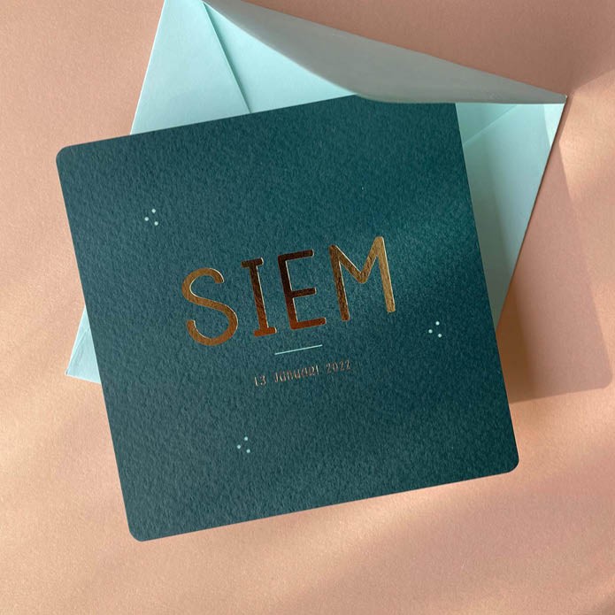 Hip kleurrijk geboortekaartje met goudfolie