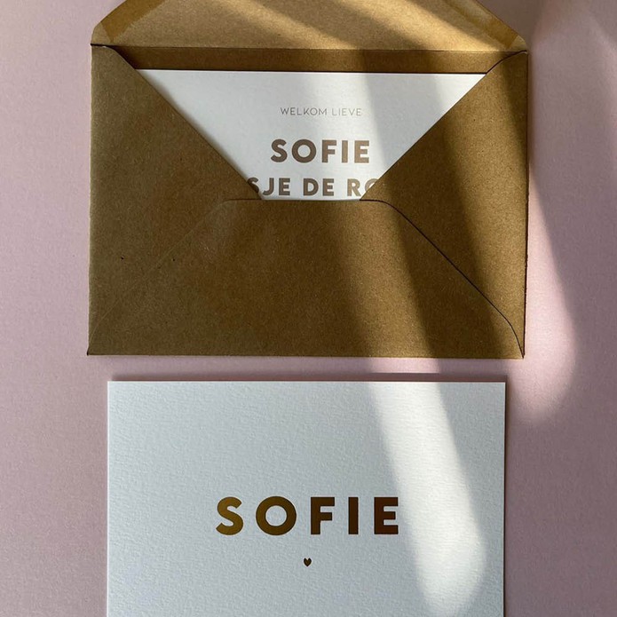 Sober en clean, wit geboortekaartje met eenvoudige naam en hartje in goudfolie