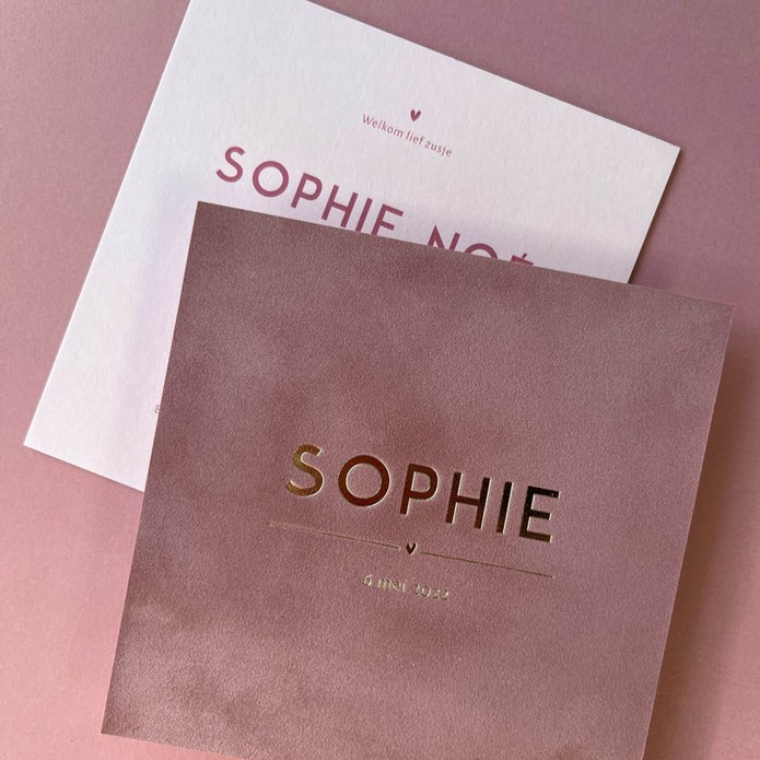 Écht velvet geboortekaartje oudroze met hartje en lijntje