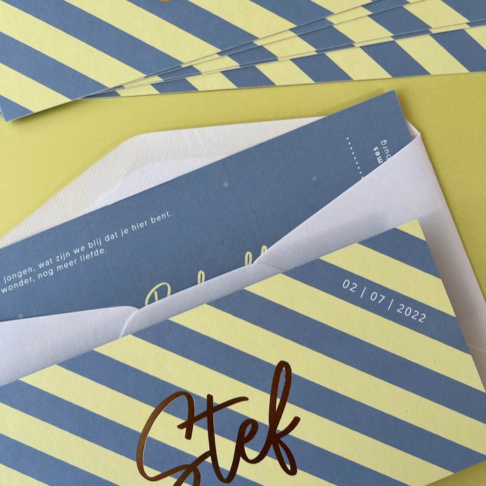 Uniek geboortekaartje ijsblauw en zachtgeel met goudfolie