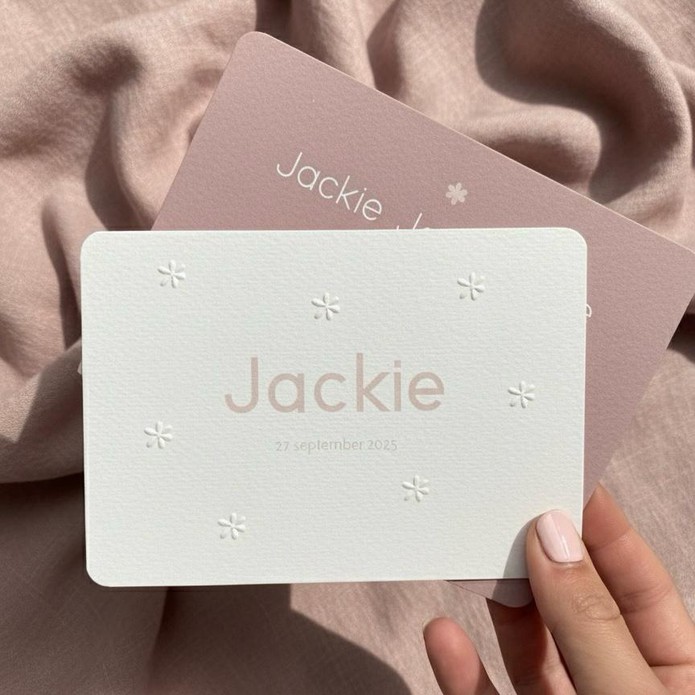 Stijlvol geboortekaartje met bloemetjes die uit het papier komen.