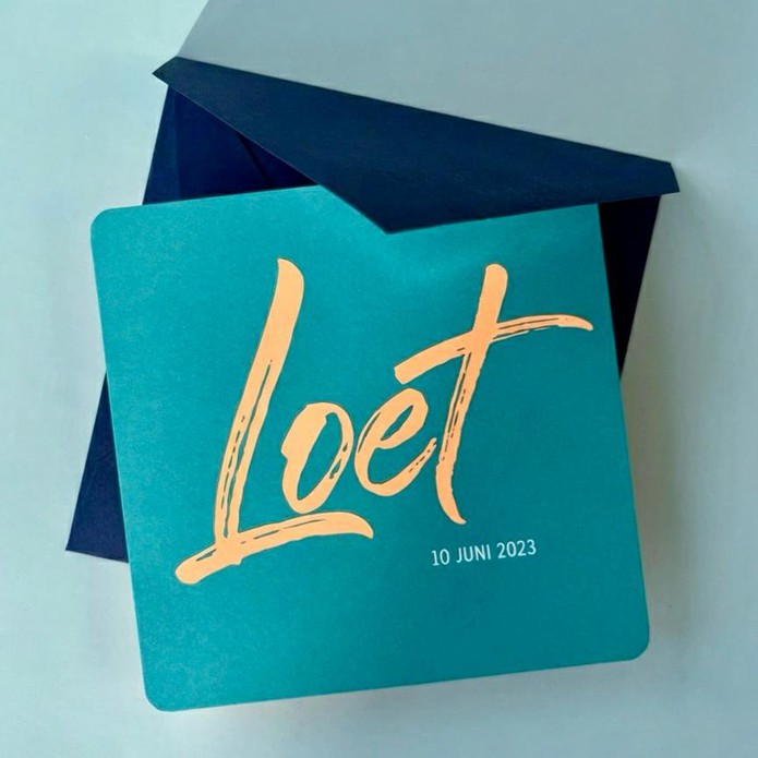 Stoer geboortekaartje met fluoriserende neon inkt voor een jongen