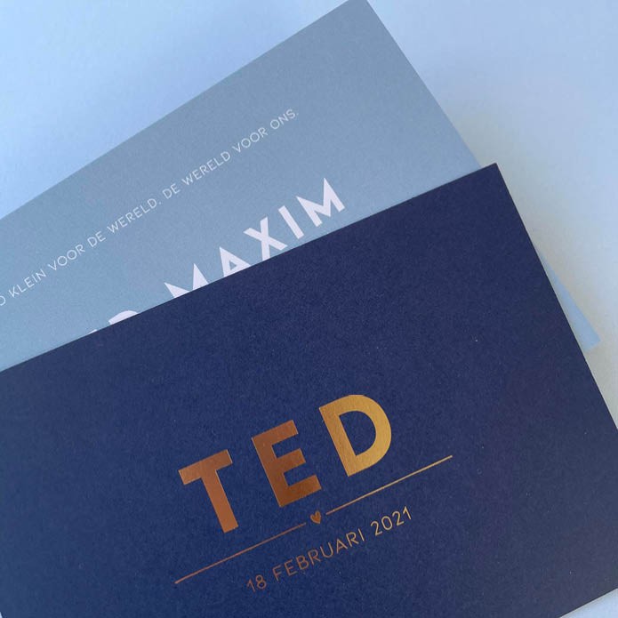 Strak donkerblauw geboortekaartje met hartje en streepje