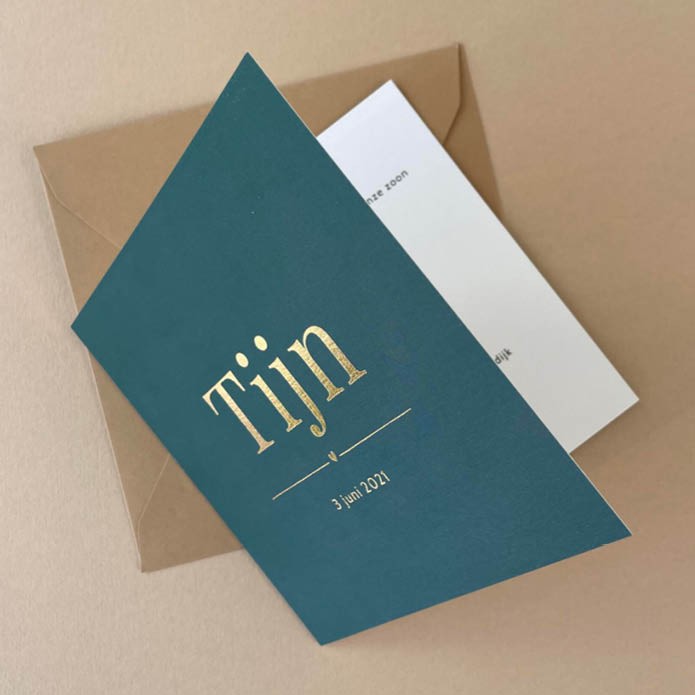 Waterverf geboortekaartje in grasgroen en goud jongen