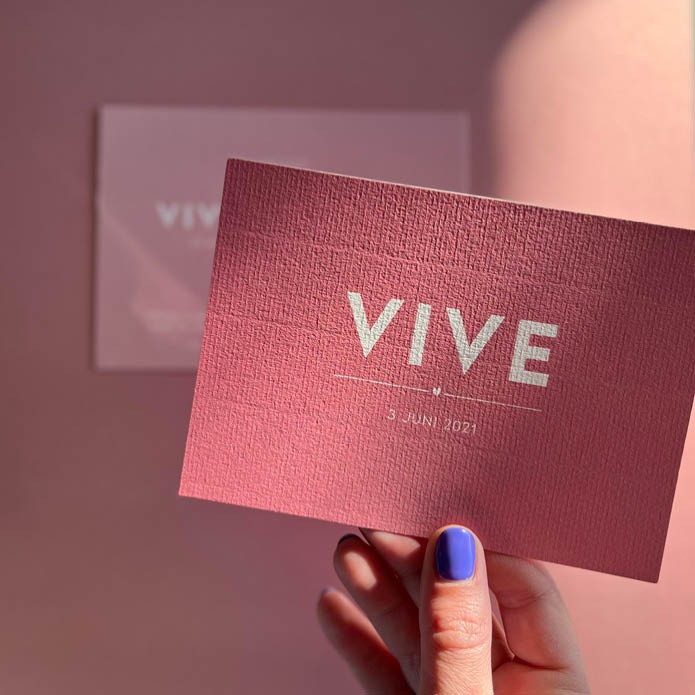 Strak vintage paars geboortekaartje met hartje en streepje Vive