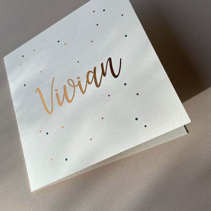 Speels geboortekaartje gender neutraal met stippen en sierlijke naam