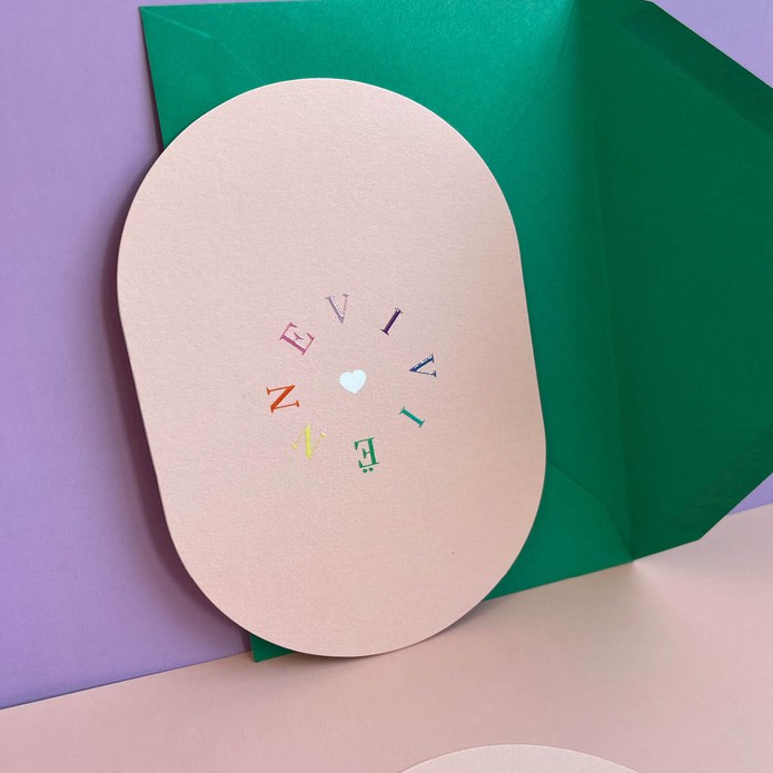 Zacht en lief, perzik kleurig geboortekaartje in bijzondere ovale vorm